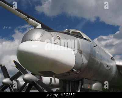 Die Tu-95MS, ein russischer strategischer Bomber, wird im Central Air Force Museum ausgestellt und zeigt sein unverwechselbares Turboprop-Design und seine bedeutende Rolle in der Geschichte der militärischen Luftfahrt. Stockfoto