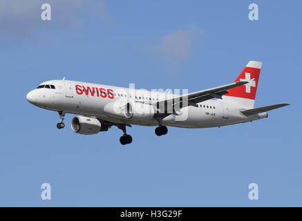 Swiss International Air Lines Airbus A320-200 (HB-JLR) kommt London Heathrow 11. April 2015 Arp Stockfoto