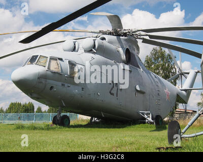 Der MIL Mi-26, ein schwerer Transporthubschrauber, wird im Central Air Force Museum in Monino ausgestellt. Dieser Hubschrauber ist einer der größten jemals gebauten Hubschrauber und wird für den Transport schwerer Lasten eingesetzt. Stockfoto