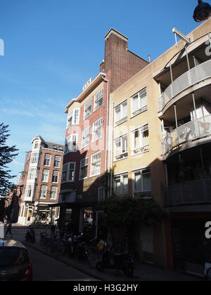 Dieses Foto zeigt eine Szene aus der Rustenburgerstraat, die für ihre historische und kulturelle Bedeutung bekannt ist. Das Bild bietet einen visuellen Einblick in die Vergangenheit dieses Gebietes und offenbart seine Architektur und seinen sozialen Kontext. Stockfoto