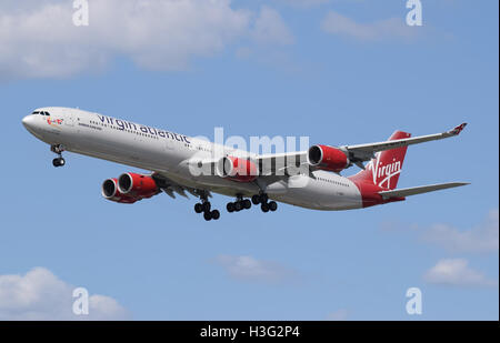 Der Virgin Atlantic Airbus A340-600 mit der Registrierung G-VWEB traf am 7. Juni 2015 am Flughafen London Heathrow ein. Das Flugzeug ist Teil der Langstreckenflotte von Virgin Atlantic, die für internationale Flüge eingesetzt wird. Stockfoto