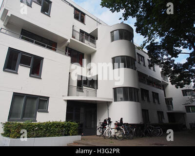 Das Bild zeigt die Nova Zemblastraat, die Architektur und das tägliche Leben in dieser historischen niederländischen Straße festgehalten. Es repräsentiert die urbane Landschaft der Zeit und zeigt die typische Straßenszene und Architektur der Gegend. Stockfoto