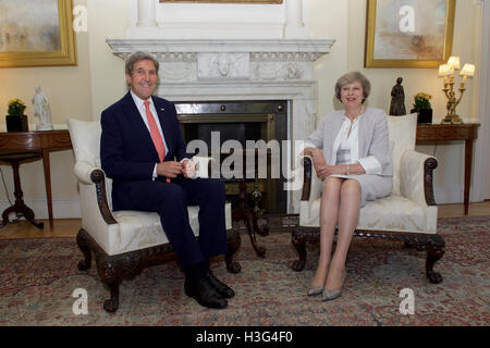 US-Außenminister John Kerry sitzt mit britischen Premierministers Theresa Mai im White Room Nr. 10 Downing Street in London, Vereinigtes Königreich, am 19. Juli 2016, bevor Sie zu der erste US-Regierungsbeamter ein bilaterales Treffen mit neu installierten Führer zu halten. Stockfoto