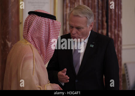 Minister für auswärtige Angelegenheiten der französischen Republik Jean-Marc Ayrault plaudert mit stellvertretender Kronprinz, zweiter stellvertretender Ministerpräsident und Minister für Verteidigung des Königreichs Saudi-Arabien, Mohammad Bin Salman bin Abdulaziz Al-Saud vor einem Arbeitsessen für die Zähler-ISIL ministeriellen Außenminister, an das US Department of State, in Washington, D.C. am 21. Juli 2016. Stockfoto