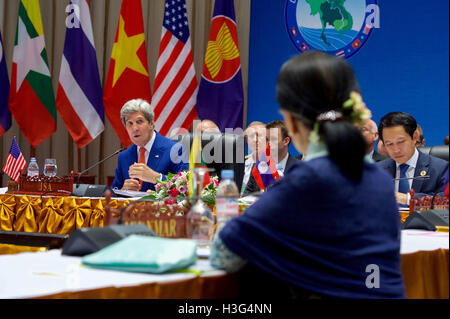 US-Außenminister John Kerry ist eine Hommage an seinen neuen Kollegen – Friedensnobelpreisträger und Myanmar Außenminister Aun Sun Suu Kyi - als He liefert öffnen Kommentare zu seinen Mitmenschen Minister im National Convention Center in Vientiane, Laos, am 25. Juli 2016, am Anfang von einem unteren Mekong Initiative treffen am Rande der Jahrestagung des Verbandes Südostasiatischer Nationen (ASEAN). [State Department /] Stockfoto