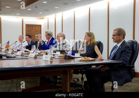 US-Außenminister John Kerry und seine Delegation, darunter US-Botschafter auf den Philippinen Philip Goldberg und Assistant Secretary Of State für Osten asiatischen und pazifischen Angelegenheiten Daniel Russel - sitzen gegenüber Philippinen Foreign Secretary Perfecto Yasay und ihre Kollegen im Departement für auswärtige Angelegenheiten in Manila, Philippinen, zu Beginn eines bilateralen Treffens am 27. Juli 2016. Stockfoto