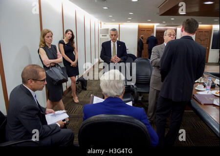 Assistant Secretary Of State für Osten asiatischen und pazifischen Angelegenheiten Daniel Russel spricht mit State Department Deputy Chief Of Staff Tom Sullivan als US-Außenminister John Kerry hört, US-Botschafter in den Philippinen Philip Goldberg und anderen Beratern im Departement für auswärtige Angelegenheiten in Manila, Philippinen, vor einer Pressekonferenz, die ein bilaterales Treffen mit ausländischen Philippinen Sekretär Perfecto Yasay am 27. Juli folgten , 2016. Stockfoto