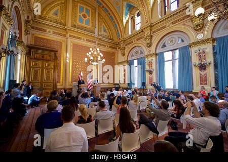 US Secretary Of State, die John Kerry neu hört installiert britische Außenminister Boris Johnson Adressen Reporter in vergoldete Lacarno-Media-Raum in der Foreign &amp; Commonwealth Office in London UK, am 19. Juli 2016, während einer Pressekonferenz, die nach ihrer ersten bilateralen Treffen. Stockfoto