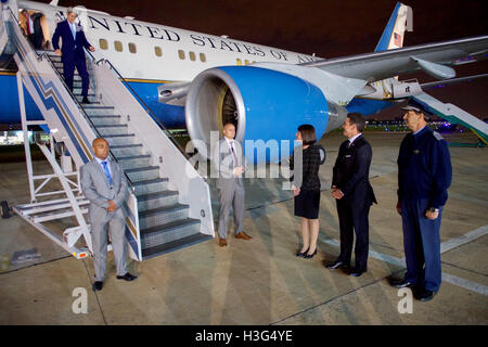 US-Außenminister John Kerry kommt in Argentinien, von US-Botschafter in Argentinien Noah Mamet und andere Abholer begrüßt, als er bei Jorge Newbery Airfield in Buenos Aires, Argentinien, in den frühen Morgenstunden des 4. August 2016, kennenlernen mit USA und Argentinien Wirtschaftsführern und für bilaterale Treffen mit Argentinien Präsident Mauricio Macri und Minister für auswärtige Angelegenheiten Susana Malcorra ankommt. [State Department Foto /] Stockfoto