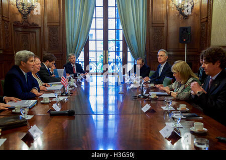 Argentinien Außenminister Susana Malcorra befasst sich mit US-Außenminister John Kerry am 4. August 2016, San Martin Palace in Buenos Aires, Argentinien, zu Beginn eines bilateralen Treffens. Stockfoto