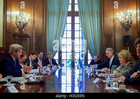 US-Außenminister John Kerry Adressen Argentinien Foreign Minister Susana Malcorra auf 4. August 2016, San Martin Palace in Buenos Aires, Argentinien, zu Beginn eines bilateralen Treffens. Stockfoto