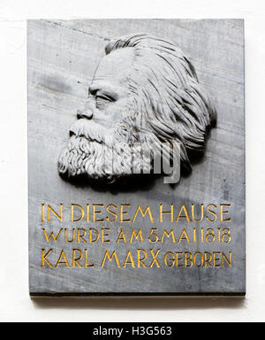 Plakette außerhalb der Karl-Marx-Haus, wo Karl Marx geboren wurde und aufwuchs, Altstadt, Trier, Rheinland-Pfalz, Deutschland Stockfoto