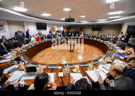 US-Außenminister John Kerry, US-Handelsminister Penny Pritzker und ihre Delegation sitzen gegenüber indischen Minister der externen Angelegenheiten Shushma Swaraj, indischen Handelsminister Nirmala Sitharama und ihre Kollegen auf 30. August 2016, bei der Jawarhalal Nehru Bhawan in Neu-Delhi, Indien, vor der Eröffnungssitzung der jährlichen US-Indien strategische und kommerzielle Dialog. Stockfoto