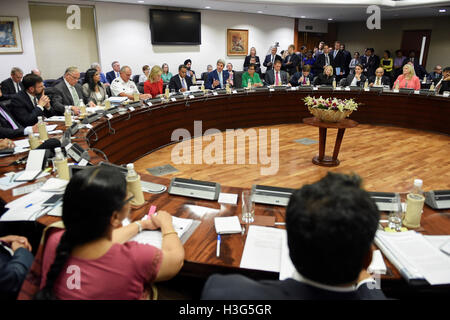 US-Außenminister John Kerry, US-Handelsminister Penny Pritzker und ihre Delegation sitzen gegenüber indischen Minister der externen Angelegenheiten Shushma Swaraj, indischen Handelsminister Nirmala Sitharama und ihre Kollegen auf 30. August 2016, bei der Jawarhalal Nehru Bhawan in Neu-Delhi, Indien, vor der Eröffnungssitzung des jährlichen strategischen US-Indien &amp; kommerzielle Dialog. Stockfoto