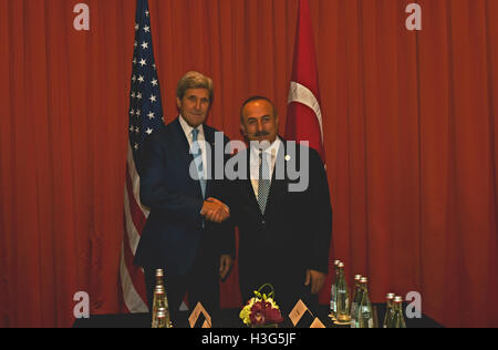 US-Außenminister John Kerry schüttelt Hände mit türkischen Außenminister Mevlüt Cavusoglu vor einem bilateralen Treffen in Hangzhou, China am 3. September 2016. Stockfoto