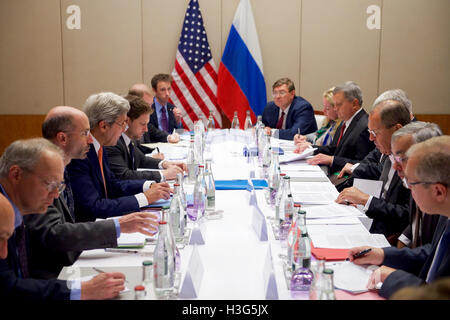 US-Außenminister John Kerry und seine Delegation sitzen gegenüber dem russischen Außenminister Sergej Lawrow und ihre Gegenstücke auf 9. September 2016, im Hotel President Wilson in Genf, Schweiz, zu Beginn eines bilateralen Treffens konzentrierte sich auf Syrien. Stockfoto