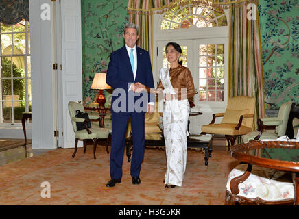 US-Außenminister John Kerry und burmesischen Staat Ratgeber Aung San Suu Kyi posieren für ein Foto im Blair House in Washington, D.C. am 14. September 2016. Stockfoto