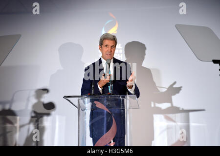 US-Außenminister John Kerry liefert Hinweise auf Global Fishing Watch Vorschau Empfang von Oceana, Google und SkyTruth, in der Long View Gallery in Washington, DC. am 14. September 2016. Stockfoto
