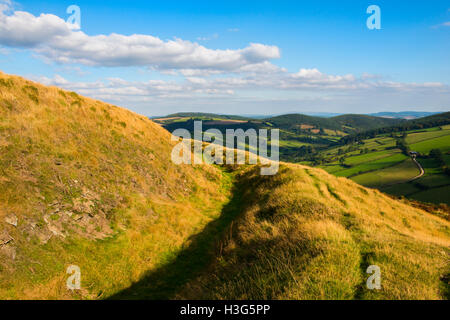 Herbstsonne auf Caer Caradoc Eisenzeit Wallburg in der Nähe von Kapelle Rasen, Clun, Shropshire, England, UK. Stockfoto