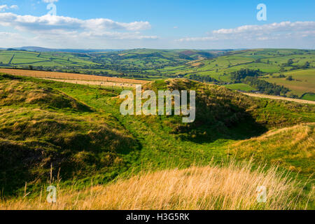 Herbstsonne auf Caer Caradoc Eisenzeit Wallburg in der Nähe von Kapelle Rasen, Clun, Shropshire, England, UK. Stockfoto