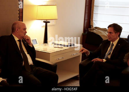 Deputy Secretary Of State Antony Blinken trifft sich mit türkischen Staatssekretär Feridun Sinirlioglu, in New York City, New York am 19. September 2016. Stockfoto