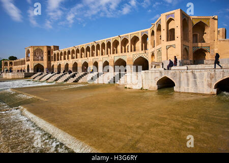 Iran, Isfahan, Khaju-Brücke über den Fluss Zayandeh Stockfoto