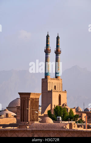 Iran, Yazd Provinz, Yazd, Freitag Moschee, Gesamtansicht, Badgirs oder Wind Türme Stockfoto