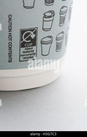 Nahaufnahme von "gemischte Material derzeit nicht recycelt" Kennzeichnung von Einweg-Pappbecher Kaffee zum Mitnehmen von Waitrose Stockfoto
