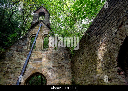 Bedham Mission Kirche von St. Michael und alle Engel aufgegeben seit 1959 nahe Pulborough, West Sussex. Stockfoto