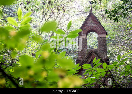 Bedham Mission Kirche von St. Michael und alle Engel aufgegeben seit 1959 nahe Pulborough, West Sussex. Stockfoto