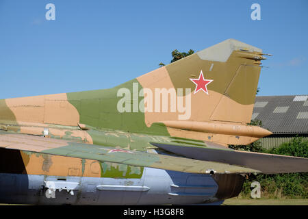 Das Heck von einem Mikojan - Gurewitsch MiG - 27K "Flogger" Erdkampfflugzeug im Newark Air Museum, Nottinghamshire, England. Stockfoto