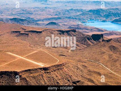 Luftaufnahme der Landebahn neben Lake Mead Stockfoto