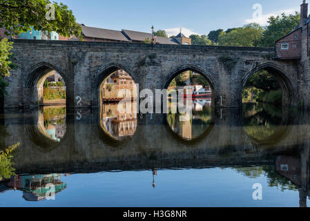 Alte steinerne Brücke Überfahrt über den Fluss zu tragen, läuft durch das Zentrum der Stadt Durham, England. Stockfoto