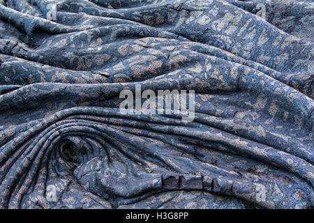 Gekühlten Lavastrom, Kilauea, Hawaii, Formen gemusterten Falten und Falten im Stoff aussehen. Stockfoto