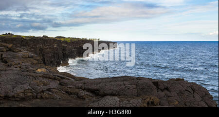 Mehrere Lavaströme von Kīlauea Vulkan Reisen Meilen bis zum Pazifischen Ozean, Big Island, Hawaii langsam vergrößern. Stockfoto