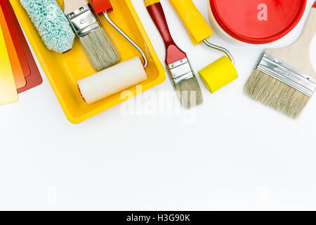 Farbroller, Tablett, Pinsel und Farbe können mit Farbmuster Stockfoto
