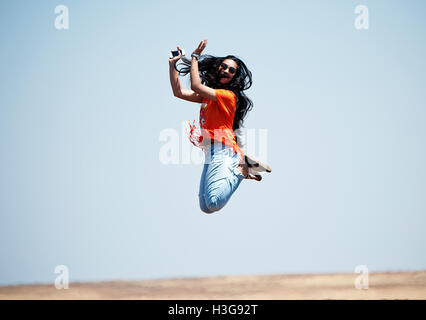 Das Bild der indischen Teenager-Mädchen sprang in die Luft, Indien Stockfoto