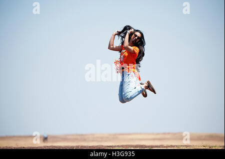 Das Bild des aufgeregt Teenager-Mädchen sprang in die Luft, Indien Stockfoto