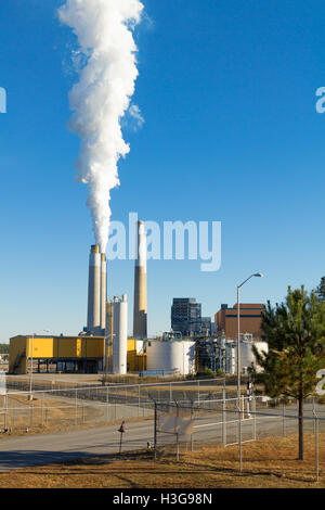 Eingangstor der Duke Energy Kohle gefeuert Dampf Station am Belews See, Nord-Carolina. Wogen von einem der Stapel zu rauchen. Stockfoto