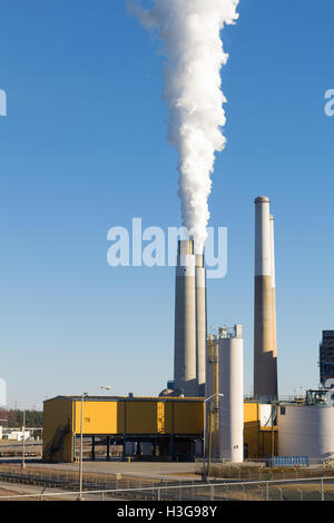 Wogen von einem der Stapel im Belews Kohle-Kraftwerk in Stokes County NC zu rauchen. Stockfoto