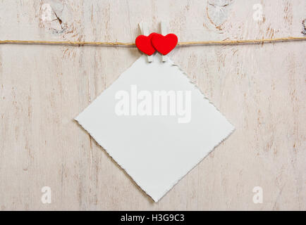 zwei rote Herzen angehängte Anmerkung Stockfoto