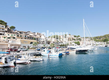 Boote in der Marina an einem sonnigen Tag am 2. Oktober 2016 in Puerto Soller, Mallorca, Spanien. Stockfoto