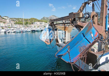 Boote in der Marina an einem sonnigen Tag am 2. Oktober 2016 in Puerto Soller, Mallorca, Spanien. Stockfoto