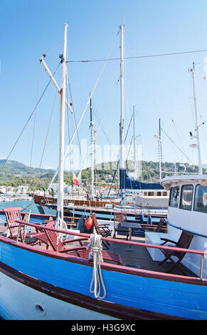 Boote in der Marina an einem sonnigen Tag am 2. Oktober 2016 in Puerto Soller, Mallorca, Spanien. Stockfoto