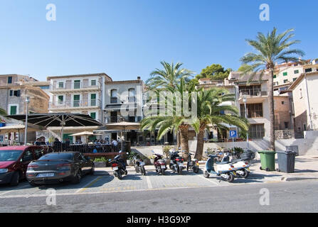 Parkplatz-Palmen und Restaurants an einem sonnigen Tag am 2. Oktober 2016 in Puerto Soller, Mallorca, Spanien. Stockfoto