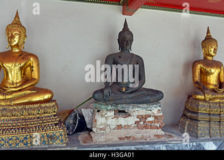 Eine Reihe von goldenen Buddhas im Wat Pho Tempel in Bangkok, Thailand, mit kunstvoll geschnitzten Gebäude, Stupas und Türme. Stockfoto