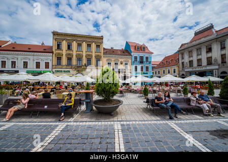 Restaurants am Rathausplatz, genannt Hauptplatz von Brasov, Rumänien neben dem ehemaligen Rathaus Sozialwohnung Stockfoto