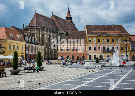 Schwarze Kirche (Rumänisch - schwarze Neagra) in Brasov, Rumänien. Blick vom Rathausplatz Stockfoto