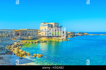 Der malerische Hafen, umgeben von gemütlichen Cafés und Luxus-Restaurant bietet feine regionale Küche, Caesarea, Israel. Stockfoto