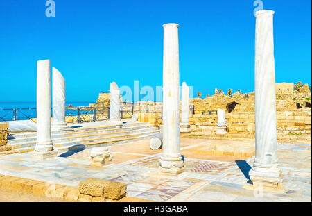 Die Marmorsäulen und die bunten Stein Mosaik auf dem Boden des zerstörten alten Tempels von Caesarea, Israel. Stockfoto